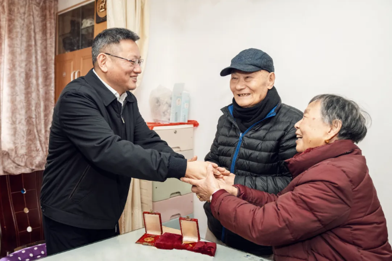 虹口区领导走访慰问困难党员、困难群众和优抚对象.png 虹口区领导走访慰问困难党员、困难群众和优抚对象.png