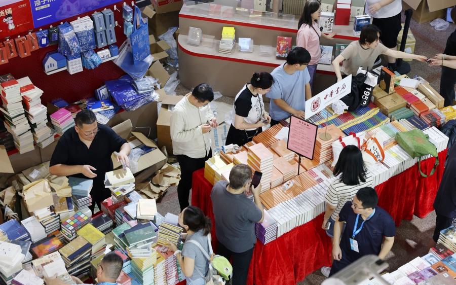 又一年盛夏 以阅读之名 四面八方的人们再一次走进城市中心的阅读殿堂 上海书展：风雨中来 因热爱而聚