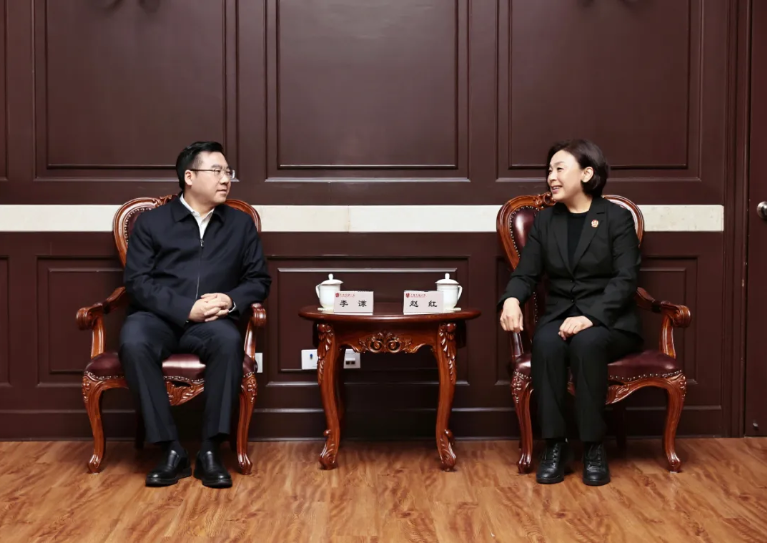 区委书记李谦走访调研上海金融法院,与上海金融法院党组书记、院长赵红就深化金融法治合作,推动区域经济高质量发展进行深入交流.png 区委书记李谦走访调研上海金融法院,与上海金融法院党组书记、院长赵红就深化金融法治合作,推动区域经济高质量发展进行深入交流.png