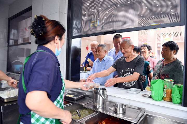 老年人在浙江衢州常山县球川镇的“幸福食堂”排队取餐(2025年6月22日摄)。新华社记者 金良快 摄.jpg