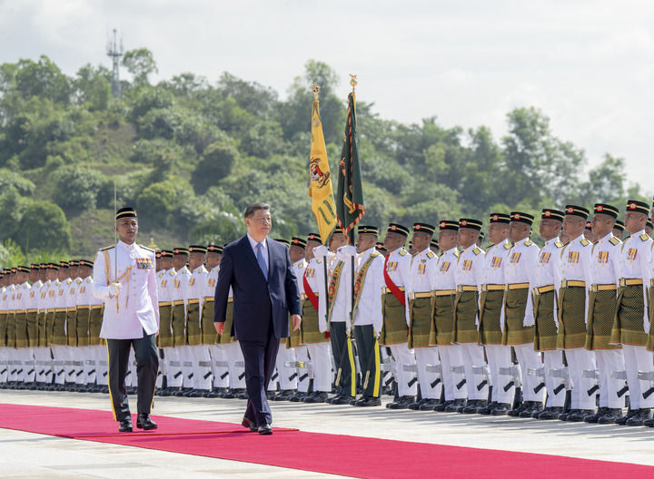 4月16日上午,马来西亚最高元首易卜拉欣在马来西亚国家王宫同中国国家主席习近平举行会见。易卜拉欣在国家王宫广场为习近平举行隆重欢迎仪式。这是习近平检阅仪仗队。.jpg 4月16日上午,马来西亚最高元首易卜拉欣在马来西亚国家王宫同中国国家主席习近平举行会见。易卜拉欣在国家王宫广场为习近平举行隆重欢迎仪式。这是习近平检阅仪仗队。.jpg