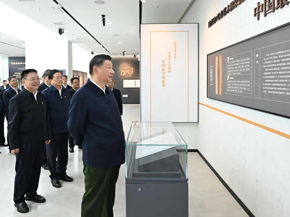 习近平在孝感市云梦县博物馆参观出土秦汉简牍展.jpg 习近平在孝感市云梦县博物馆参观出土秦汉简牍展.jpg