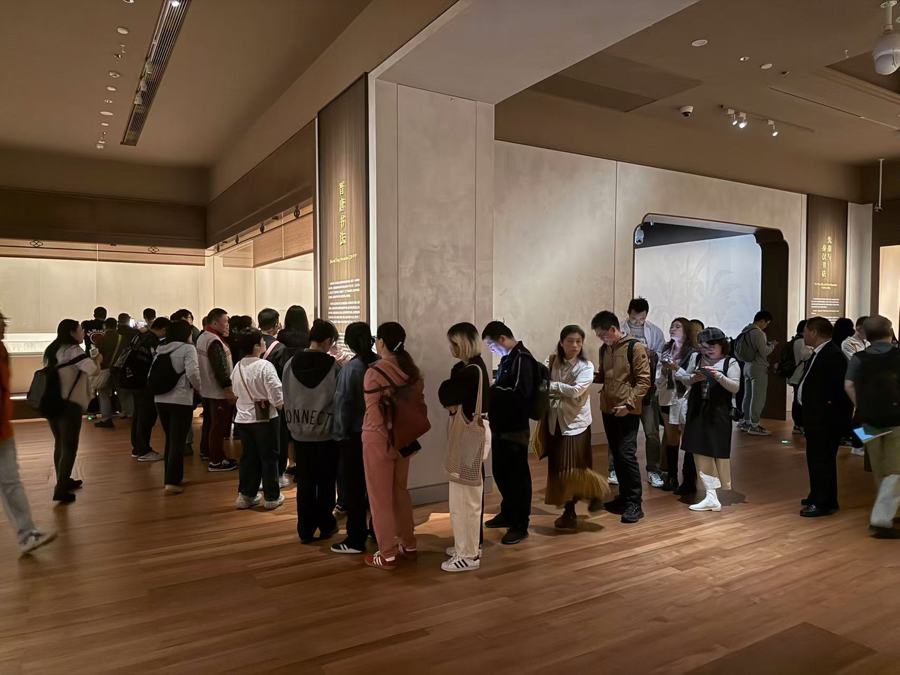 上博东馆历代书法馆晋唐板块前排队的观众转了两道弯。 均简工博 摄.jpg 上博东馆历代书法馆晋唐板块前排队的观众转了两道弯。 均简工博 摄.jpg