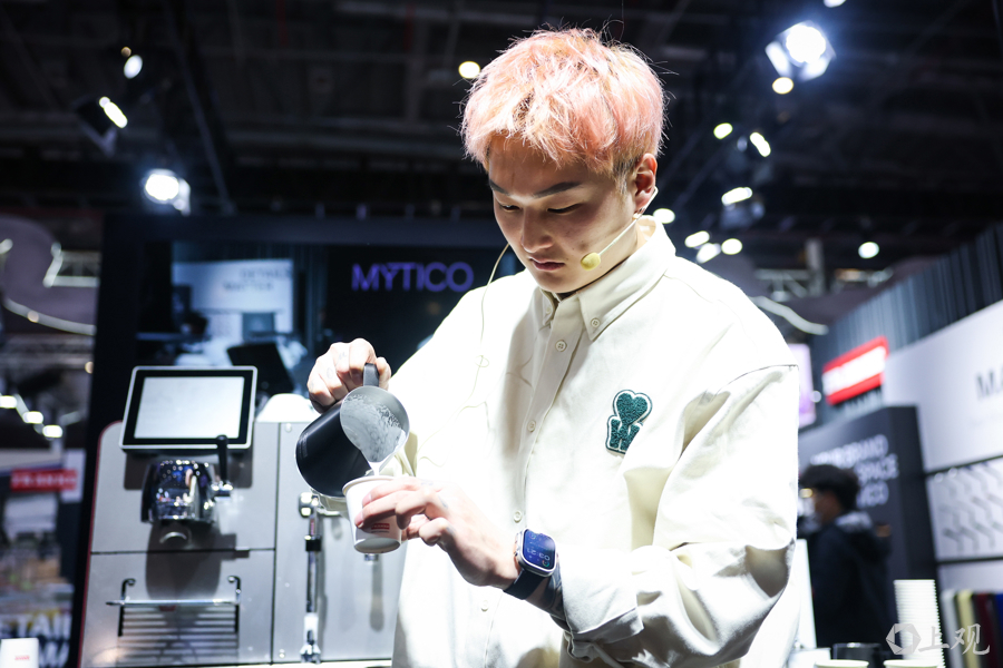 2024年世界咖啡师大赛中国区冠军潘恩琪现场演示手冲技艺.jpg 2024年世界咖啡师大赛中国区冠军潘恩琪现场演示手冲技艺.jpg