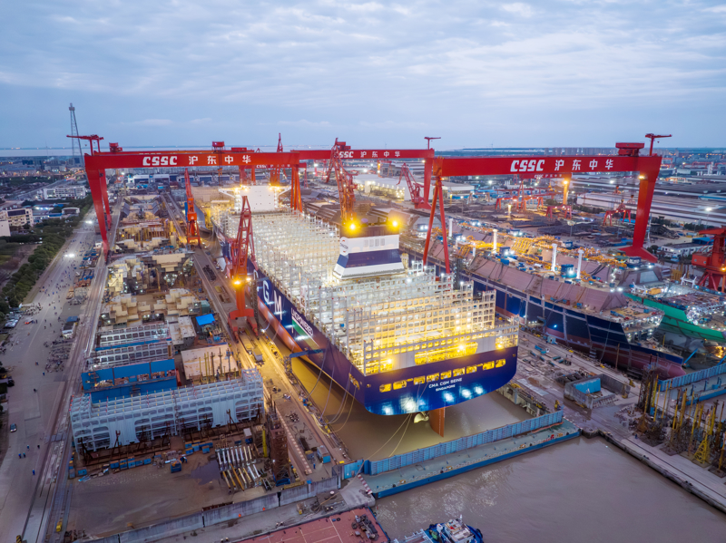 最大双燃料集装箱船提前10天出坞.jpg
