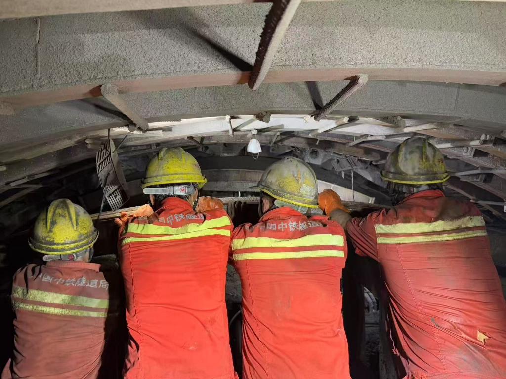 2月5日上午,建设者在滇中引水工程香炉山隧洞掌子面施工。(受访者供图).jpg 2月5日上午,建设者在滇中引水工程香炉山隧洞掌子面施工。(受访者供图).jpg