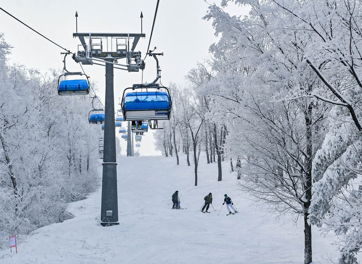 2025年1月29日,游客在吉林省吉林市万科松花湖度假区滑雪。新华社记者 颜麟蕴 摄.jpeg 2025年1月29日,游客在吉林省吉林市万科松花湖度假区滑雪。新华社记者 颜麟蕴 摄.jpeg