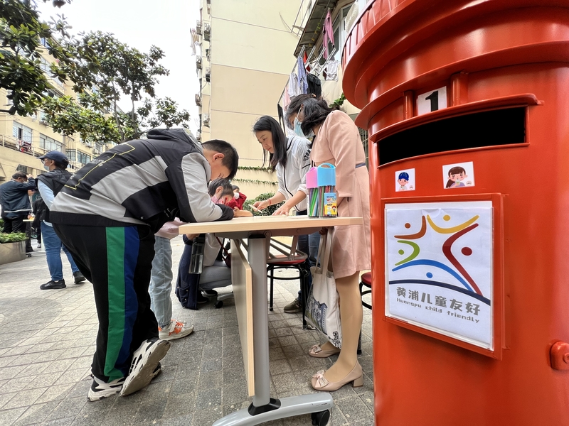 收集街区孩子真实愿望的“橙色邮筒”。 均资料图片.jpeg 收集街区孩子真实愿望的“橙色邮筒”。 均资料图片.jpeg