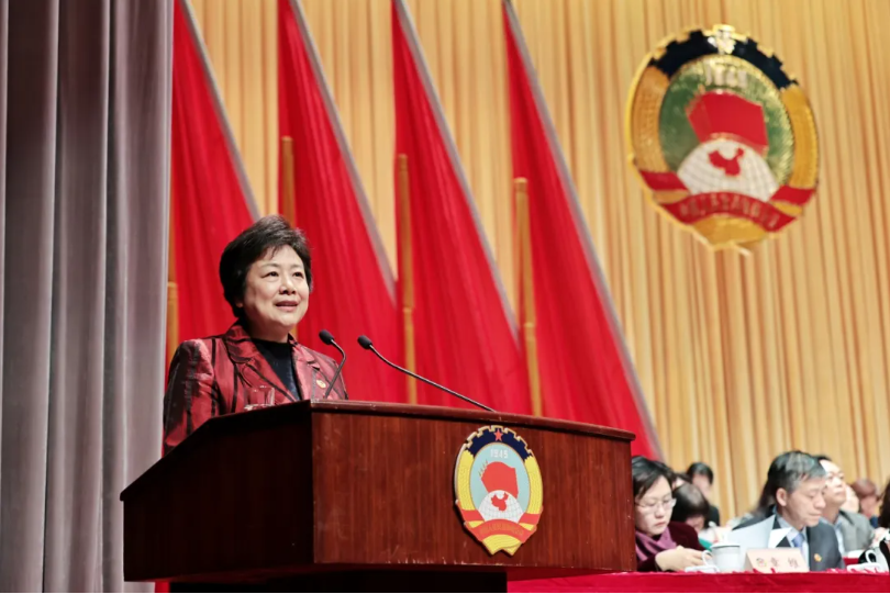 石宝珍代表区十五届政协常务委员会作工作报告.png 石宝珍代表区十五届政协常务委员会作工作报告.png