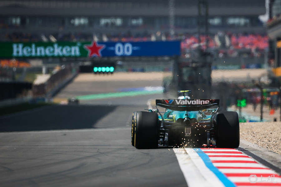 昨天,F1中国大奖赛在上海国际赛车场再次拉响引擎。记者 海沙尔 摄.jpg 昨天,F1中国大奖赛在上海国际赛车场再次拉响引擎。记者 海沙尔 摄.jpg