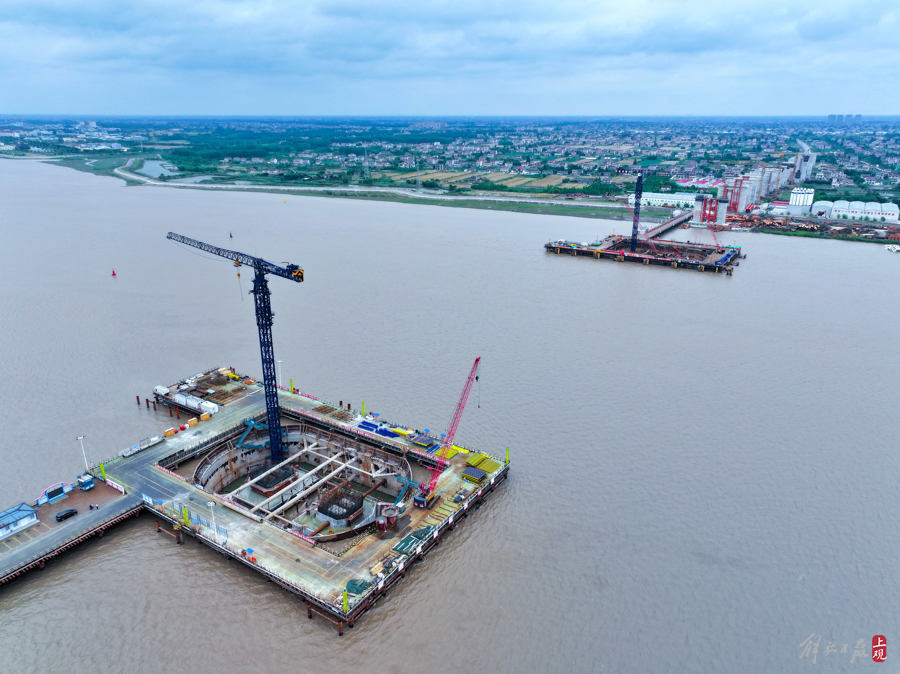 崇启公铁长江大桥两主墩进入塔柱施工.jpeg