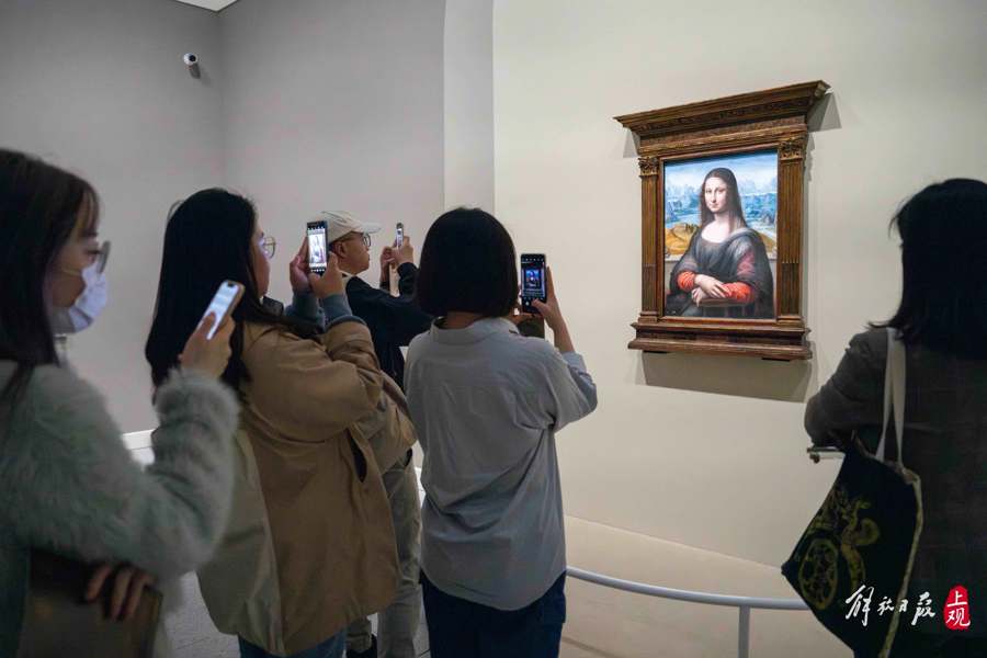 观众在浦东美术馆普拉多的《蒙娜丽莎》前打卡。.jpeg 观众在浦东美术馆普拉多的《蒙娜丽莎》前打卡。.jpeg