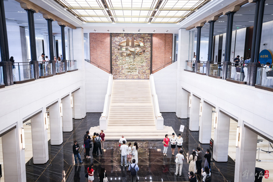 昨天,市民在世界会客厅3号楼的中庭空间参观。楼梯西墙面的雕塑《海上明月共潮生》出自曾成钢先生之手,如点睛般让整个中庭显得熠熠生辉。记者 海沙尔 摄.jpg 昨天,市民在世界会客厅3号楼的中庭空间参观。楼梯西墙面的雕塑《海上明月共潮生》出自曾成钢先生之手,如点睛般让整个中庭显得熠熠生辉。记者 海沙尔 摄.jpg