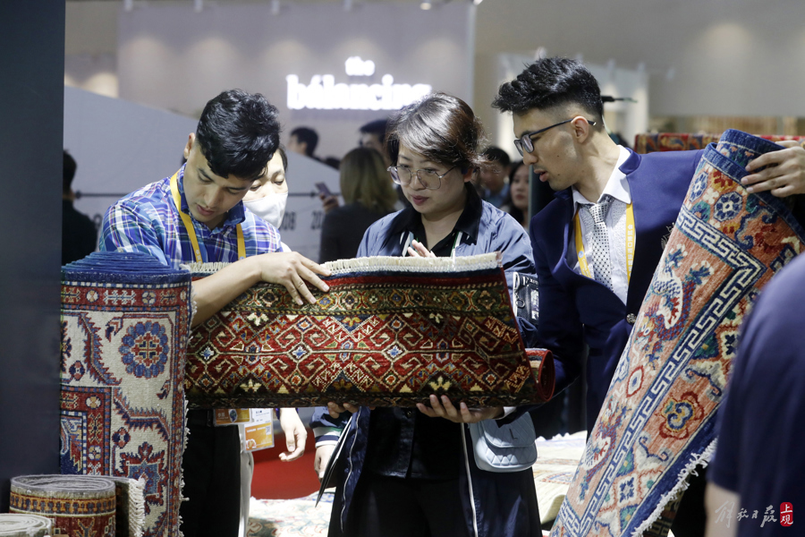 图为参展的阿富汗地毯颇为走俏.jpeg