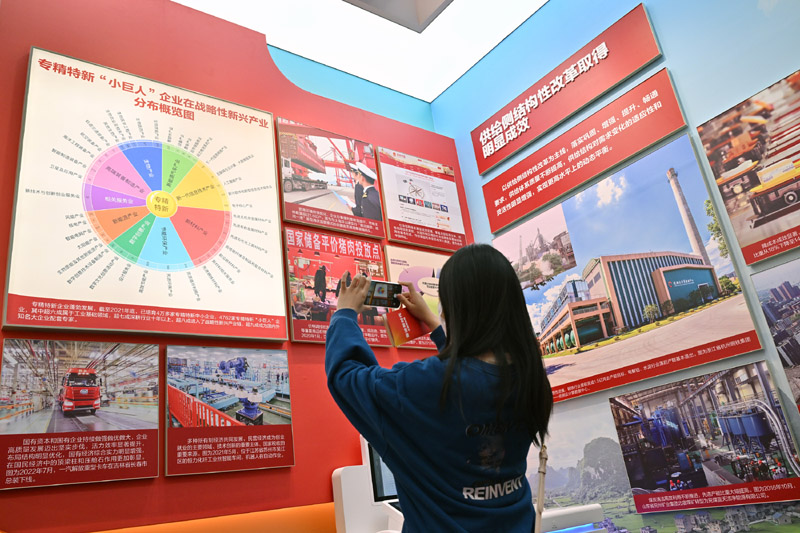 一名观众在“奋进新时代”主题成就展中央综合展区参观(2022年10月8日摄)。.jpg 一名观众在“奋进新时代”主题成就展中央综合展区参观(2022年10月8日摄)。.jpg