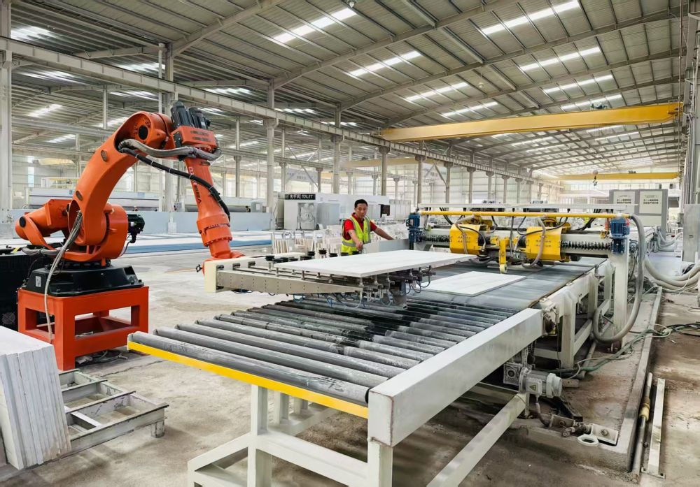 福建省锐丰源实业有限公司的石材全自动不落地生产线实现了生产流程的智能化与自动化,大幅提升了生产效率和产品质量。(受访者供图).jpg 福建省锐丰源实业有限公司的石材全自动不落地生产线实现了生产流程的智能化与自动化,大幅提升了生产效率和产品质量。(受访者供图).jpg