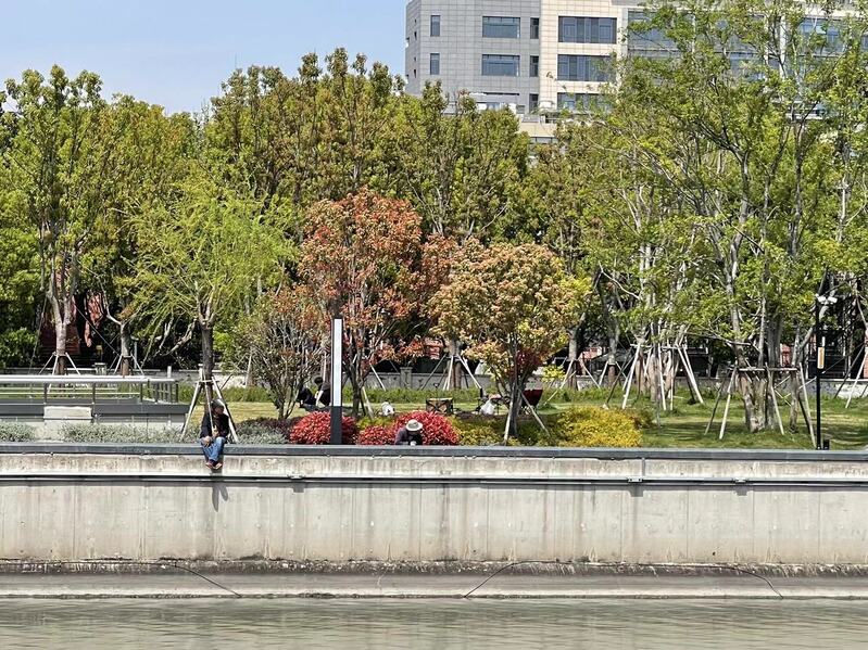 泸定路桥边的堤岸,有人在垂钓,周边没有任何救援设备.jpeg 泸定路桥边的堤岸,有人在垂钓,周边没有任何救援设备.jpeg