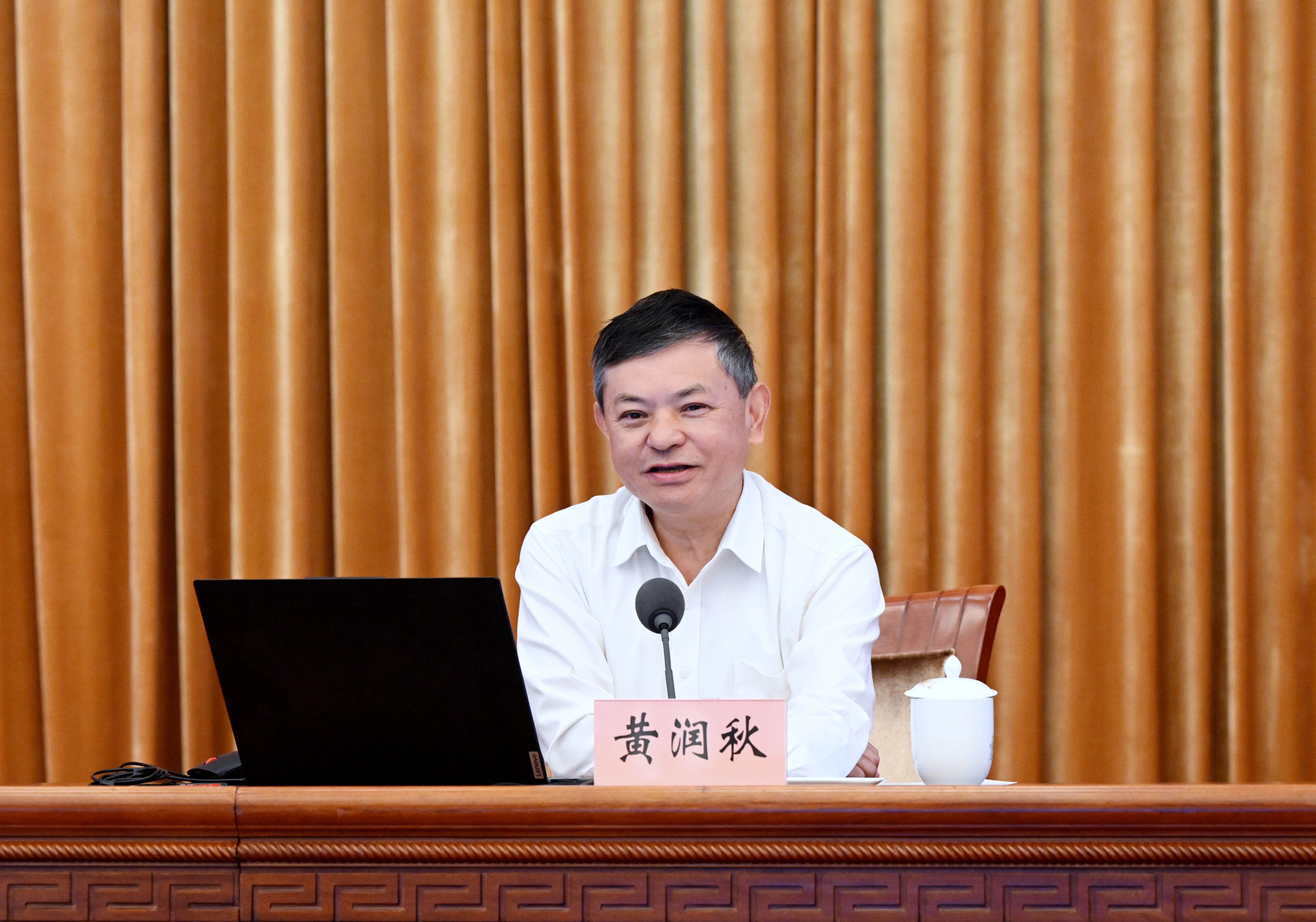 黄润秋在作报告时紧扣学习贯彻习近平生态文明思想.jpg