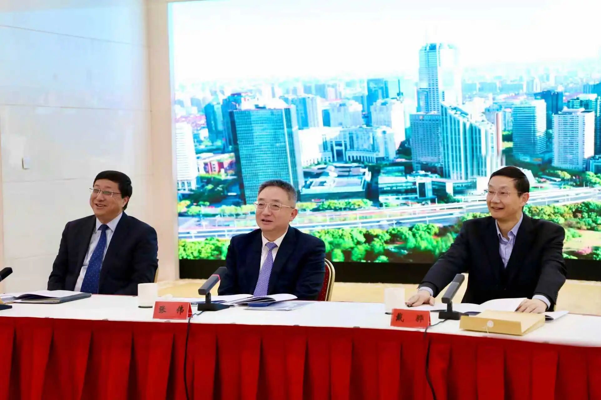 巩固提升四大特质、加快实施四大战略,奋力打造“大虹桥东引擎”、建强“大都市西门户”! 十一届区委十一次全会绘就长宁未来发展新蓝图3.jpg