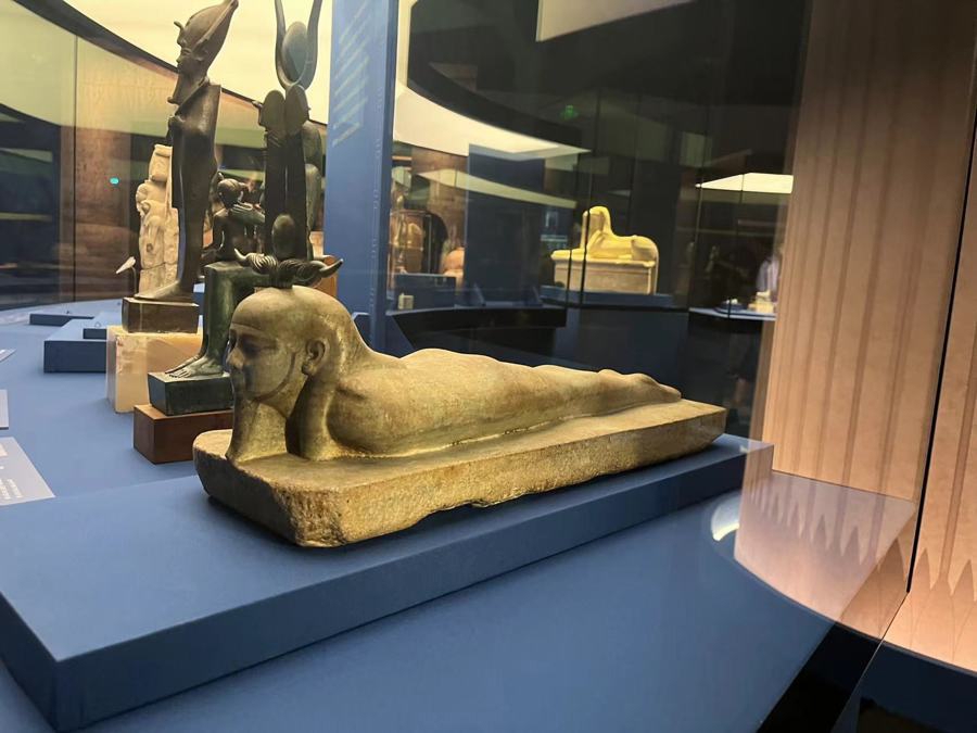 上博展览中表现奥赛里斯复活过程的雕像。在即将举行的跨年活动上,每个整点有奥赛里斯的重生舞蹈表演。 简工博 摄.jpg 上博展览中表现奥赛里斯复活过程的雕像。在即将举行的跨年活动上,每个整点有奥赛里斯的重生舞蹈表演。 简工博 摄.jpg