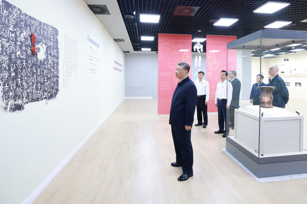 9月10日,中共中央总书记、国家主席、中央军委主席习近平在前往甘肃考察途中,来到陕西省宝鸡市参观宝鸡青铜器博物院。新华社记者 王晔 摄.jpg 9月10日,中共中央总书记、国家主席、中央军委主席习近平在前往甘肃考察途中,来到陕西省宝鸡市参观宝鸡青铜器博物院。新华社记者 王晔 摄.jpg