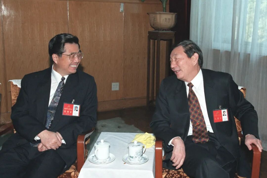 1997年9月18日,胡锦涛同志与朱镕基同志在北京人民大会堂交谈。.jpg