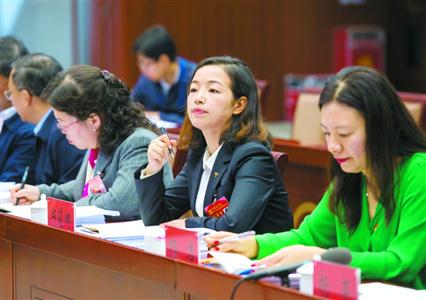 上海市代表团认真讨论习近平总书记所作的报告