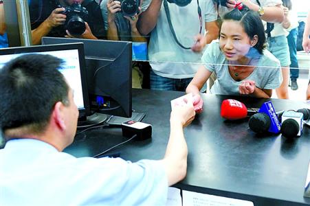 申请领证不必奔波回老家 上海发出第一张异地办理身份证