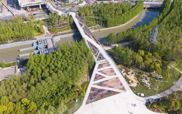 “卉聚前滩里”的新自然主义花廊.jpg “卉聚前滩里”的新自然主义花廊.jpg