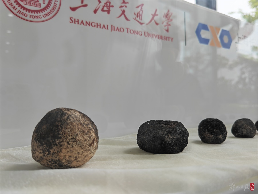 “开拓二号”在海底开采获取的深海矿产样品。均 徐瑞哲 摄 .jpg “开拓二号”在海底开采获取的深海矿产样品。均 徐瑞哲 摄 .jpg