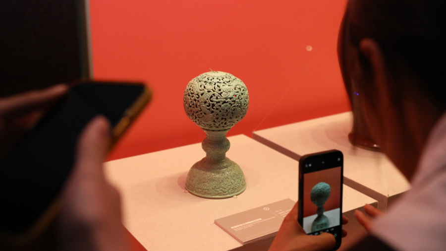 乾隆款松石绿釉镂空冠架。均 记者 李茂君 摄.jpeg 乾隆款松石绿釉镂空冠架。均 记者 李茂君 摄.jpeg