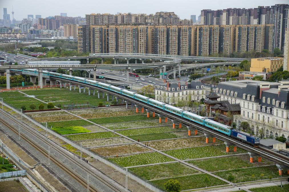 图为3月28日,Y471次“熊猫专列・什邡号”向云南建水加速驶去。(国铁成都局供图).jpg 图为3月28日,Y471次“熊猫专列・什邡号”向云南建水加速驶去。(国铁成都局供图).jpg