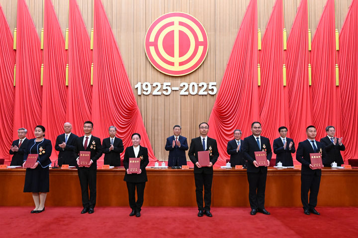 这是习近平等党和国家领导人为全国劳动模范和先进工作者代表颁发荣誉证书。新华社记者 谢环驰 摄 .jpg