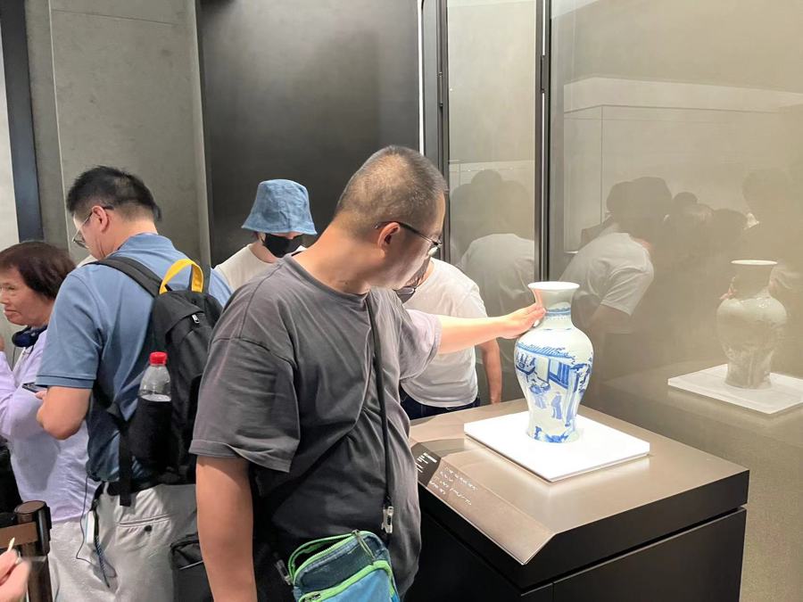 观众排队抚摸感受文物。 简工博 摄.jpg 观众排队抚摸感受文物。 简工博 摄.jpg