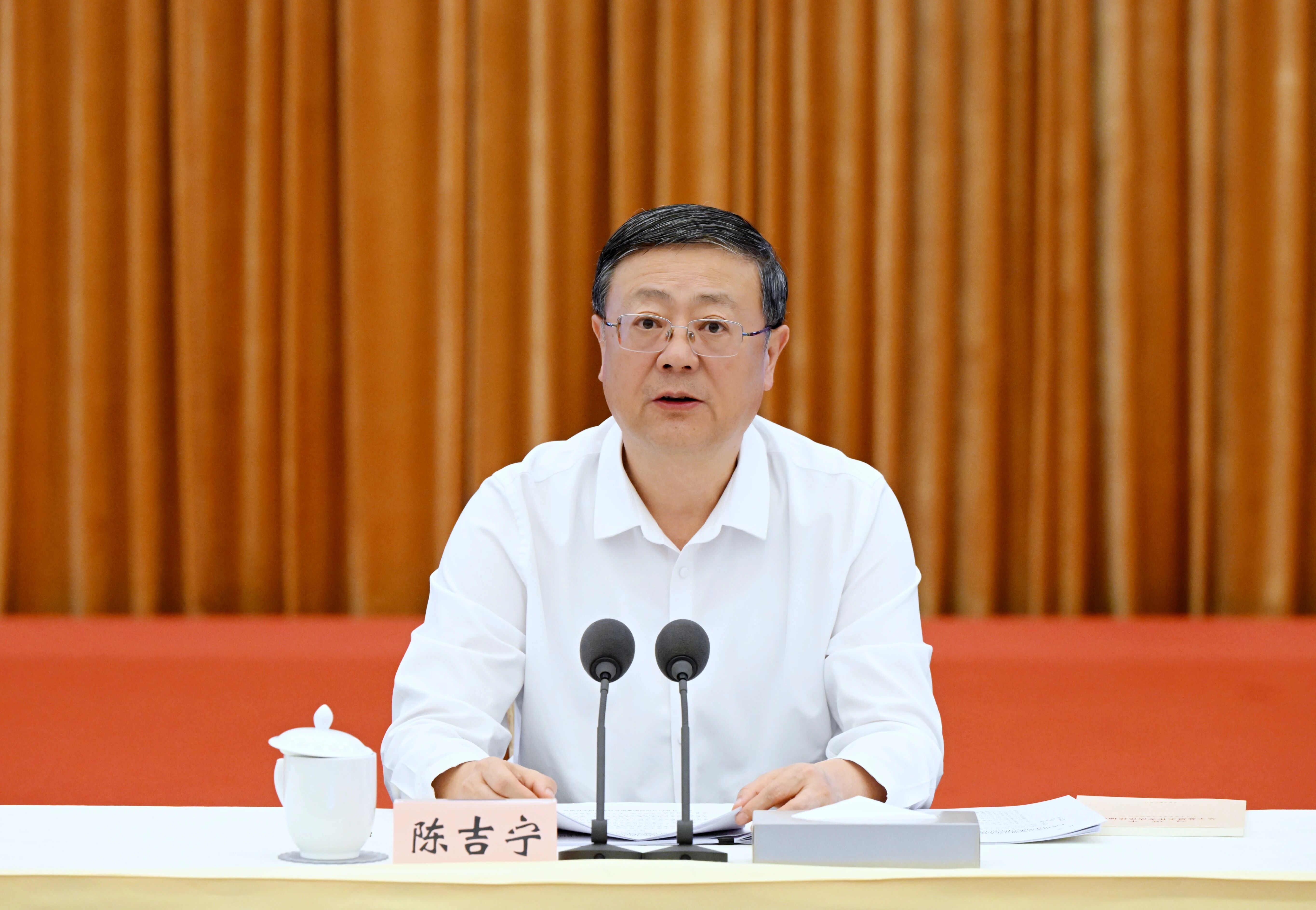 市委书记陈吉宁主持会议并指出，要深入学习贯彻习近平总书记关于基层工作方法的重要论述，树牢大抓基层的工作导向，把为民造福作为最大政绩，弘扬真抓实干的优良作风，切实提高基层工作质效，不断夯实上海社会主义现代化的基层基础。.jpg