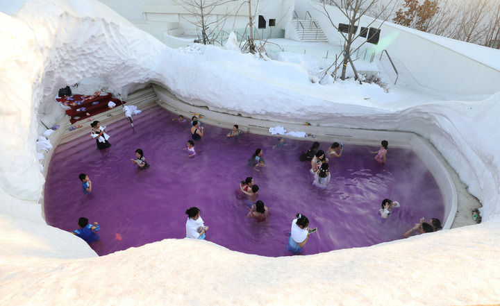 2025年1月17日,游客在沈阳清河半岛温泉度假酒店体验冰雪温泉。新华社记者 杨青 摄.jpeg 2025年1月17日,游客在沈阳清河半岛温泉度假酒店体验冰雪温泉。新华社记者 杨青 摄.jpeg
