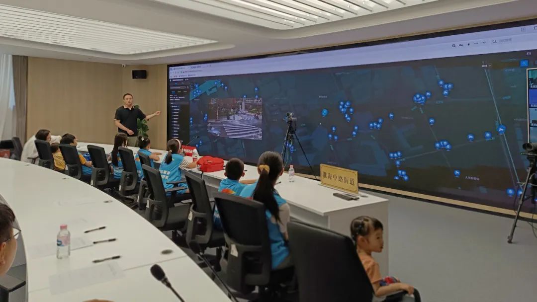 活动现场,相关负责人介绍了淮海城运中心的基本情况.jpeg 活动现场,相关负责人介绍了淮海城运中心的基本情况.jpeg