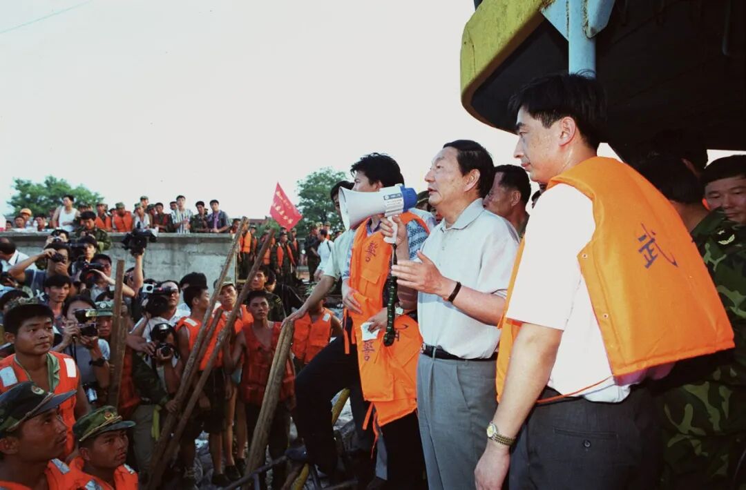 1998年8月9日,朱镕基同志在江西省九江市防洪墙堵口现场指挥抗洪抢险工作。.jpg