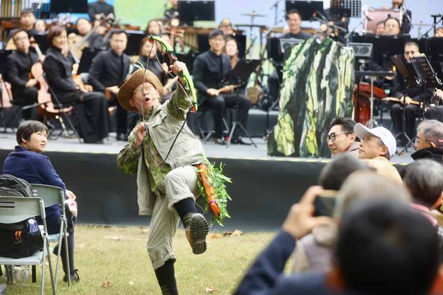 新加坡华乐团演员走到观众中互动.jpeg 新加坡华乐团演员走到观众中互动.jpeg