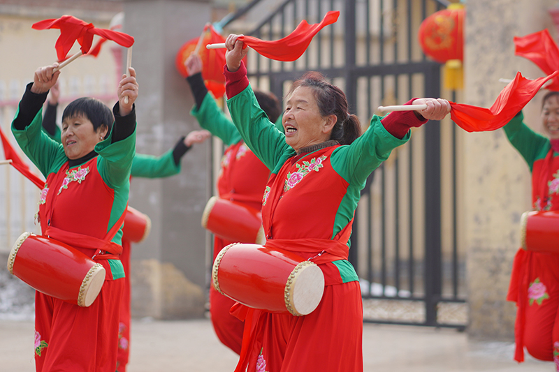4河北省邢台市内丘县史村屯村村民在广场排练腰鼓(2022年1月29日摄)。新华社发(刘继东 摄).jpg 4河北省邢台市内丘县史村屯村村民在广场排练腰鼓(2022年1月29日摄)。新华社发(刘继东 摄).jpg