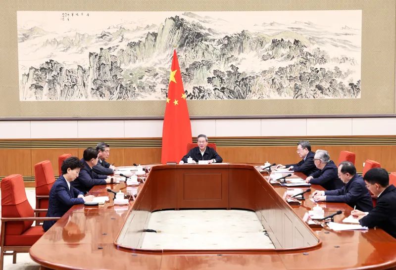 12月20日上午，国务院以“打造市场化法治化国际化一流营商环境，持续激发市场活力和社会创造力”为主题，进行第五次专题学习。国务院总理李强主持专题学习。新华社记者 庞兴雷 摄.jpeg