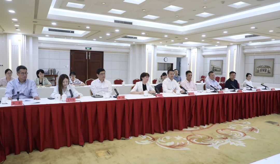 中共长宁区委召开党代会报告征求意见系列座谈会2.jpg