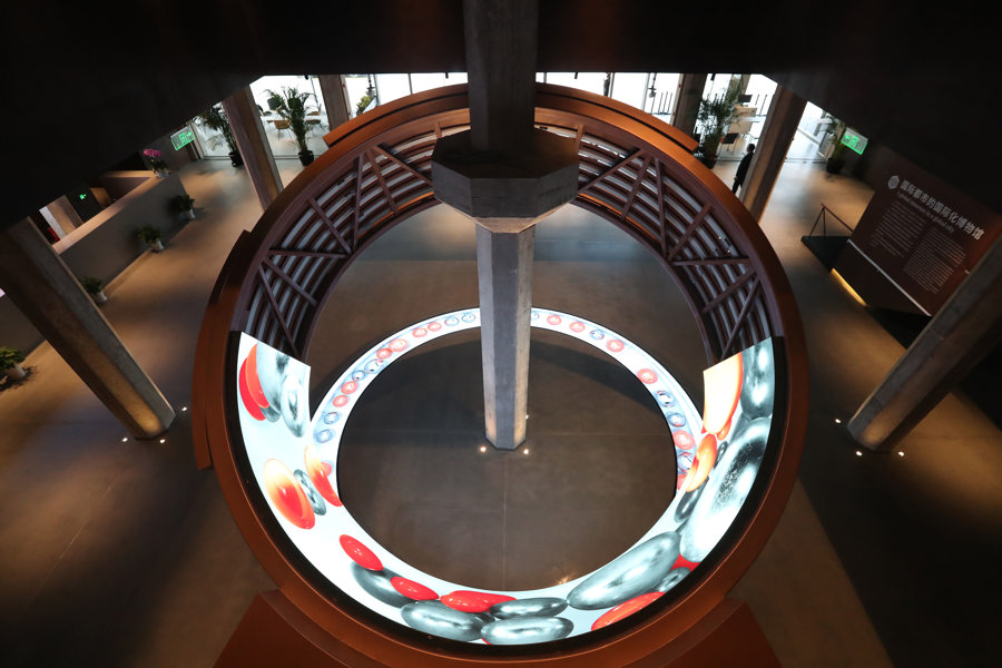 中庭正中的序厅艺术装置《世界引擎》以“八角棱柱”为中轴,组成驱动世界技能发展的引擎。.jpeg 中庭正中的序厅艺术装置《世界引擎》以“八角棱柱”为中轴,组成驱动世界技能发展的引擎。.jpeg