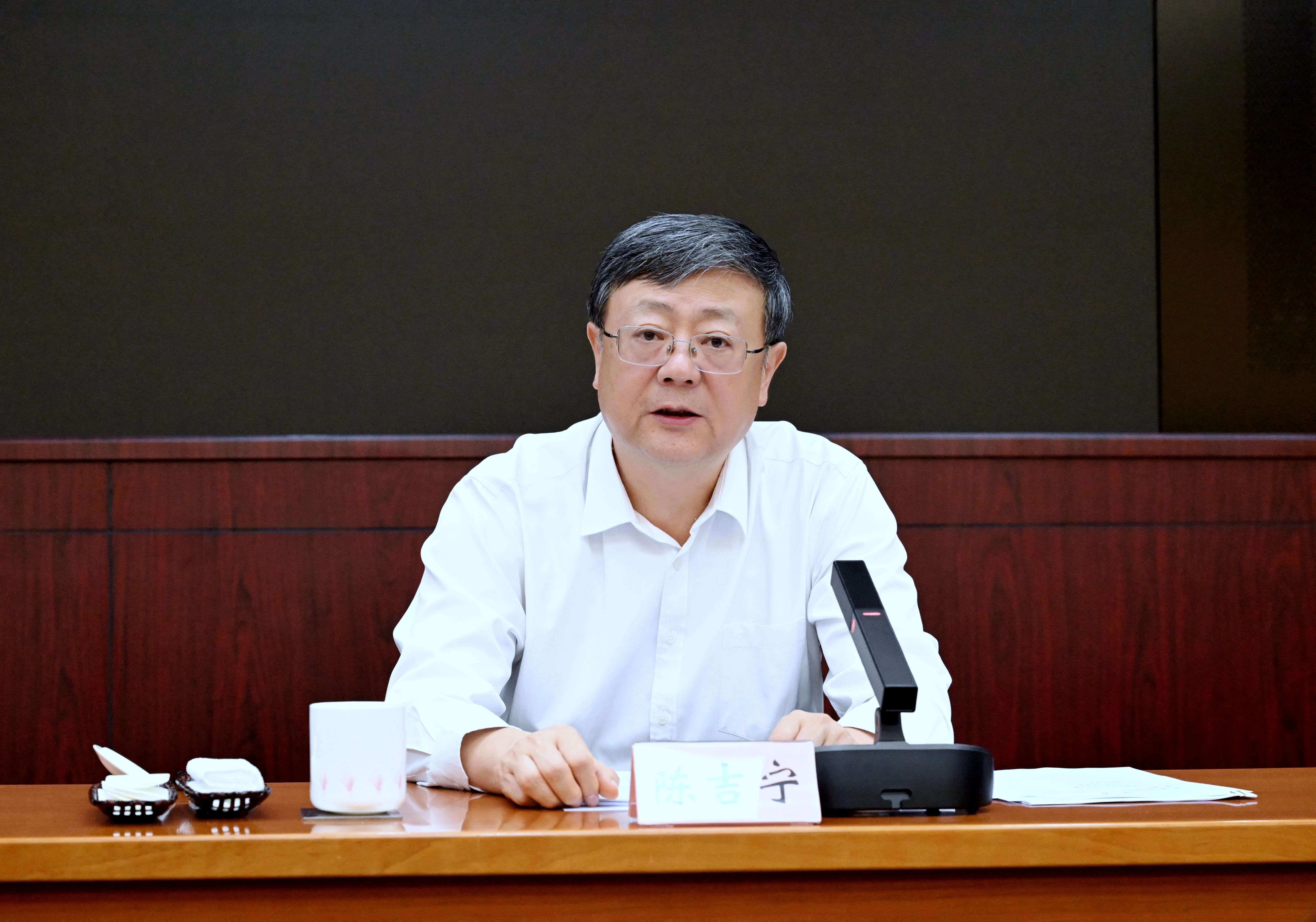 陈吉宁主持召开座谈会,听取市金融工作党委工作情况汇报.jpg