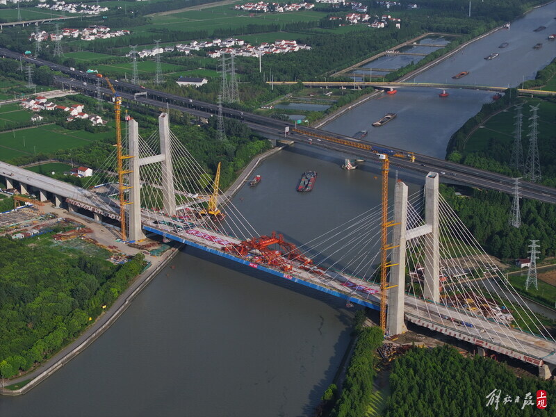 建设者在沪苏湖铁路跨上海斜塘航道斜拉桥上施工.jpeg