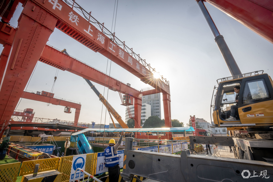 临近春节，上海市域嘉闵线、示范区线迎来众多建设节点。图为昨天下午，嘉闵线19标项目工地内，中铁上海局工作人员正在对隧道管片进行吊装作业。记者 孟雨涵 摄.jpg