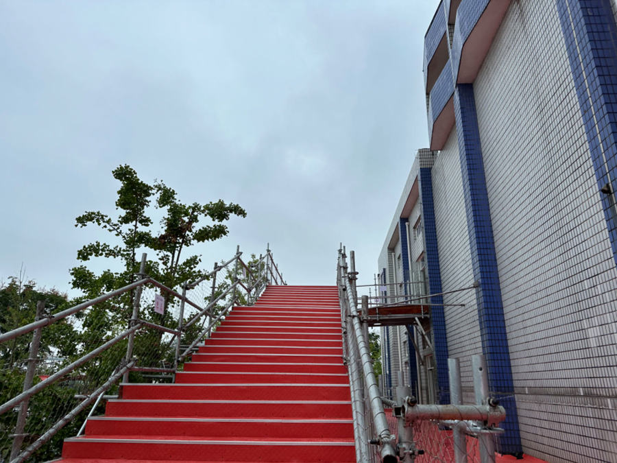 白猫主展馆增设特别的脚手架体系,通过楼梯可到不同楼层观展.jpeg 白猫主展馆增设特别的脚手架体系,通过楼梯可到不同楼层观展.jpeg