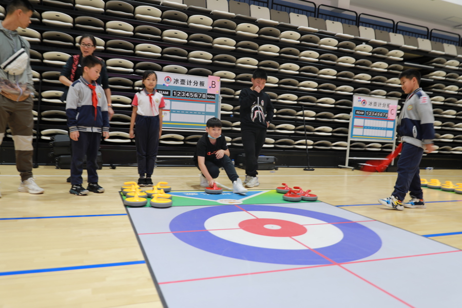 少儿体育联赛首届旱地冰壶比赛在上海市大宁国际小学举行.jpeg 少儿体育联赛首届旱地冰壶比赛在上海市大宁国际小学举行.jpeg
