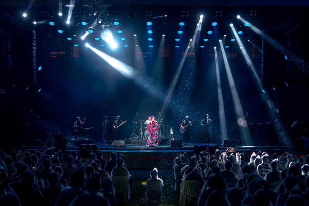 雨水并未浇灭观众的热情.jpeg 雨水并未浇灭观众的热情.jpeg