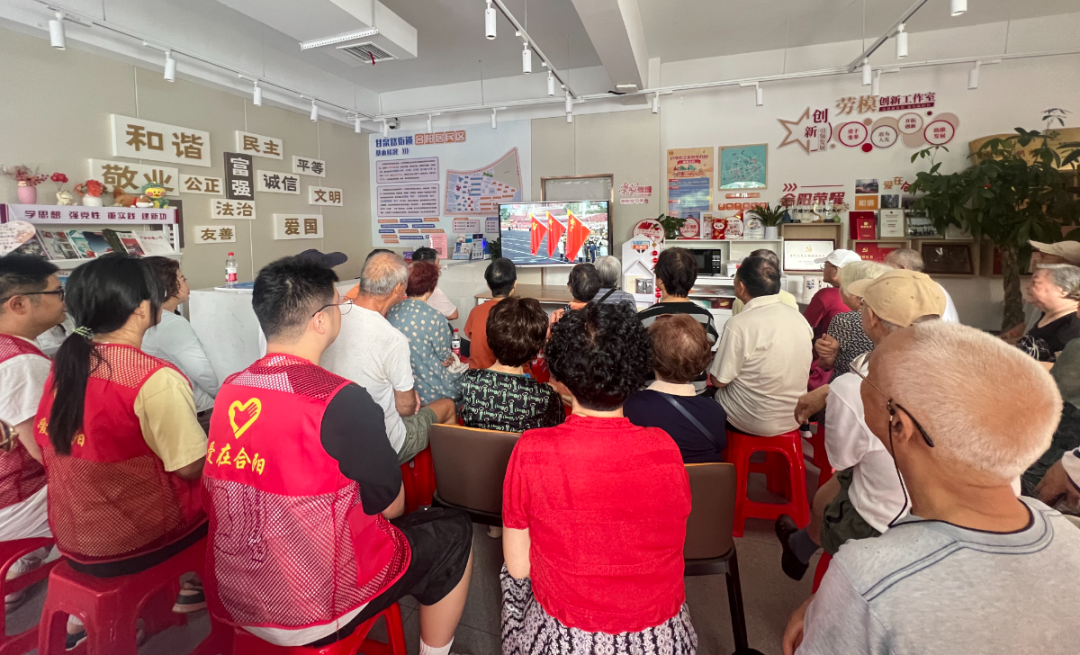 合阳居民区的社区老党员、居民群众自发收看大会.jpg